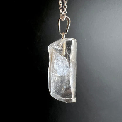 Bergkristall Anhaenger klar mit facettierten Kanten und eingewachsener Spitze, silberne Oese | Happy Minerals
