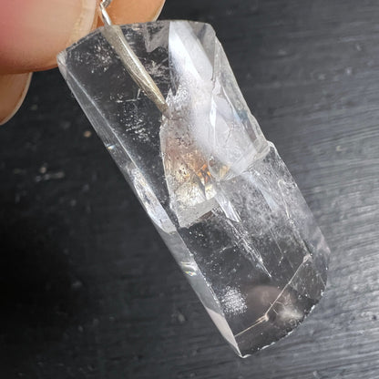 Bergkristall Anhaenger mit eingewachsener Spitze, klar mit goldbraunen Phantom-Einschluessen, sechseckig | Happy Minerals