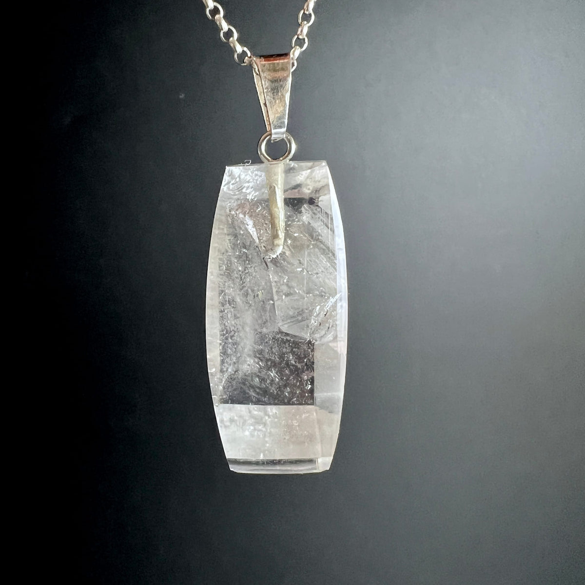 Bergkristall Anhaenger klar geschliffen mit eingewachsener Phantomspitze und feinen Rissmustern | Happy Minerals