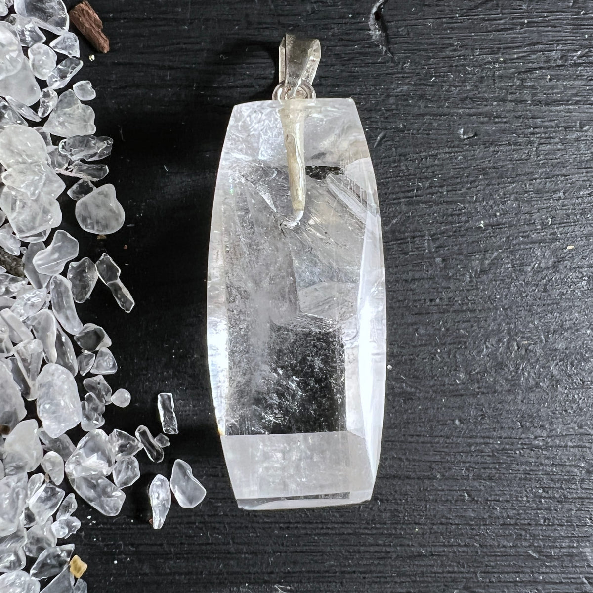 Klarer Bergkristall Anhänger, rechteckig facettiert mit eingewachsener Kristallspitze im Inneren | Happy Minerals