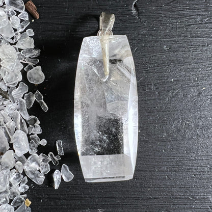 Klarer Bergkristall Anhänger, rechteckig facettiert mit eingewachsener Kristallspitze im Inneren | Happy Minerals