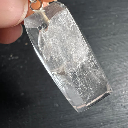 Bergkristall Anhaenger klar mit eingewachsener Spitze, stabfoermig, silberne Oese | Happy Minerals