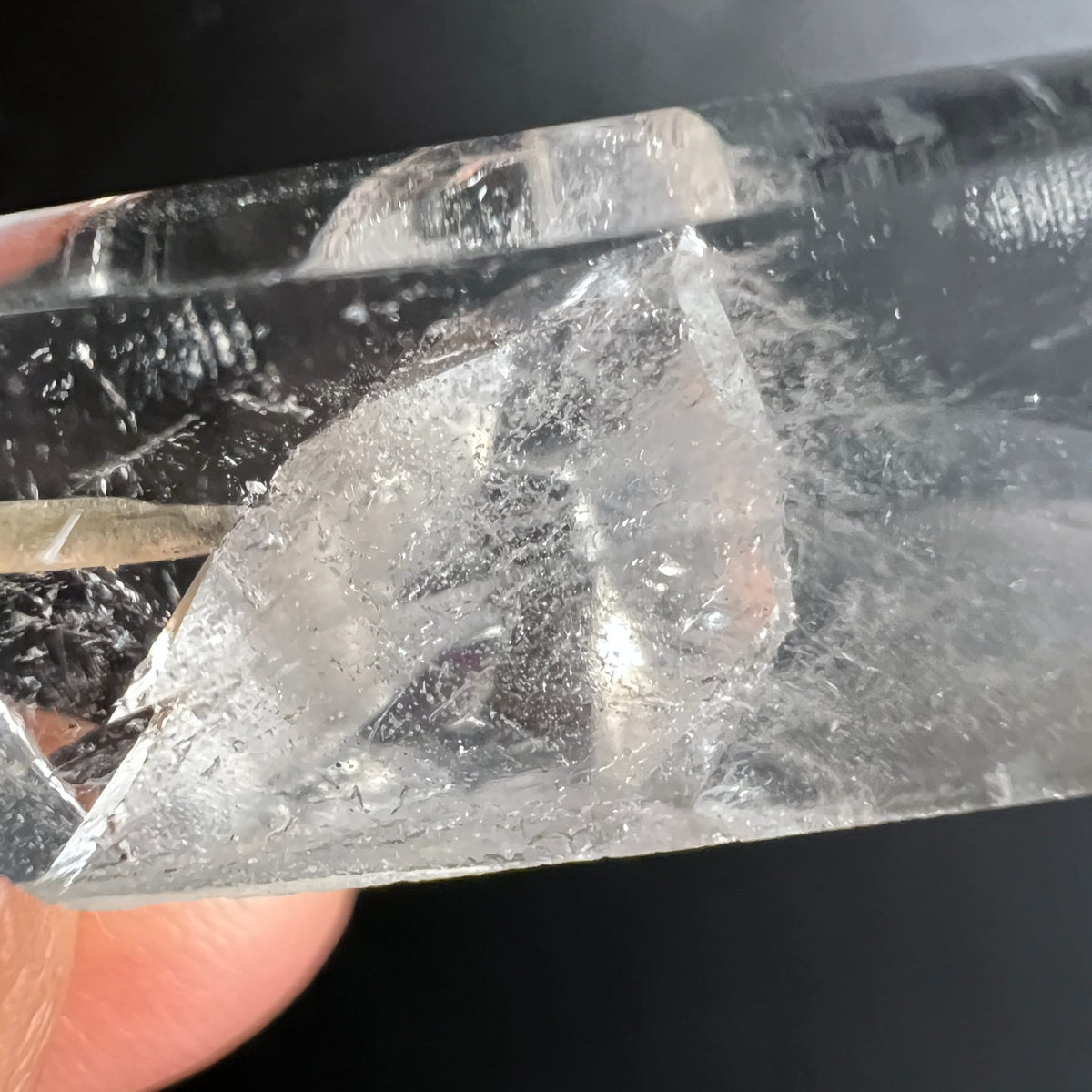Bergkristall Anhaenger klar mit eingewachsener Spitze, glasklarer Stab mit inneren Rissmustern | Happy Minerals