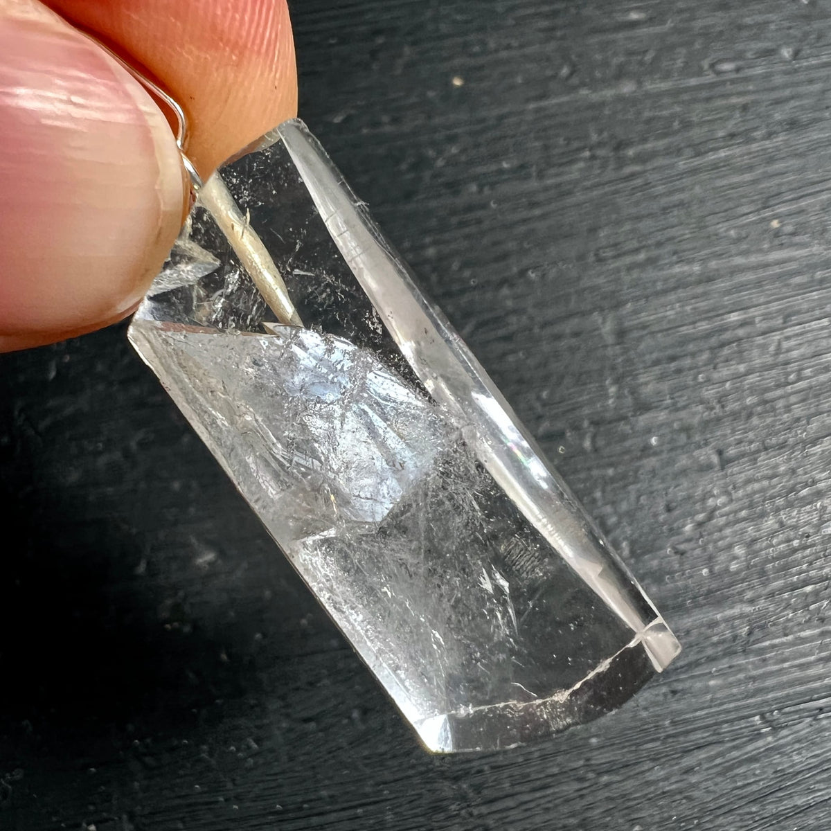 Bergkristall Anhaenger klar mit eingewachsener Spitze, feinen Nadeleinschluessen und facettierter Stabform | Happy Minerals