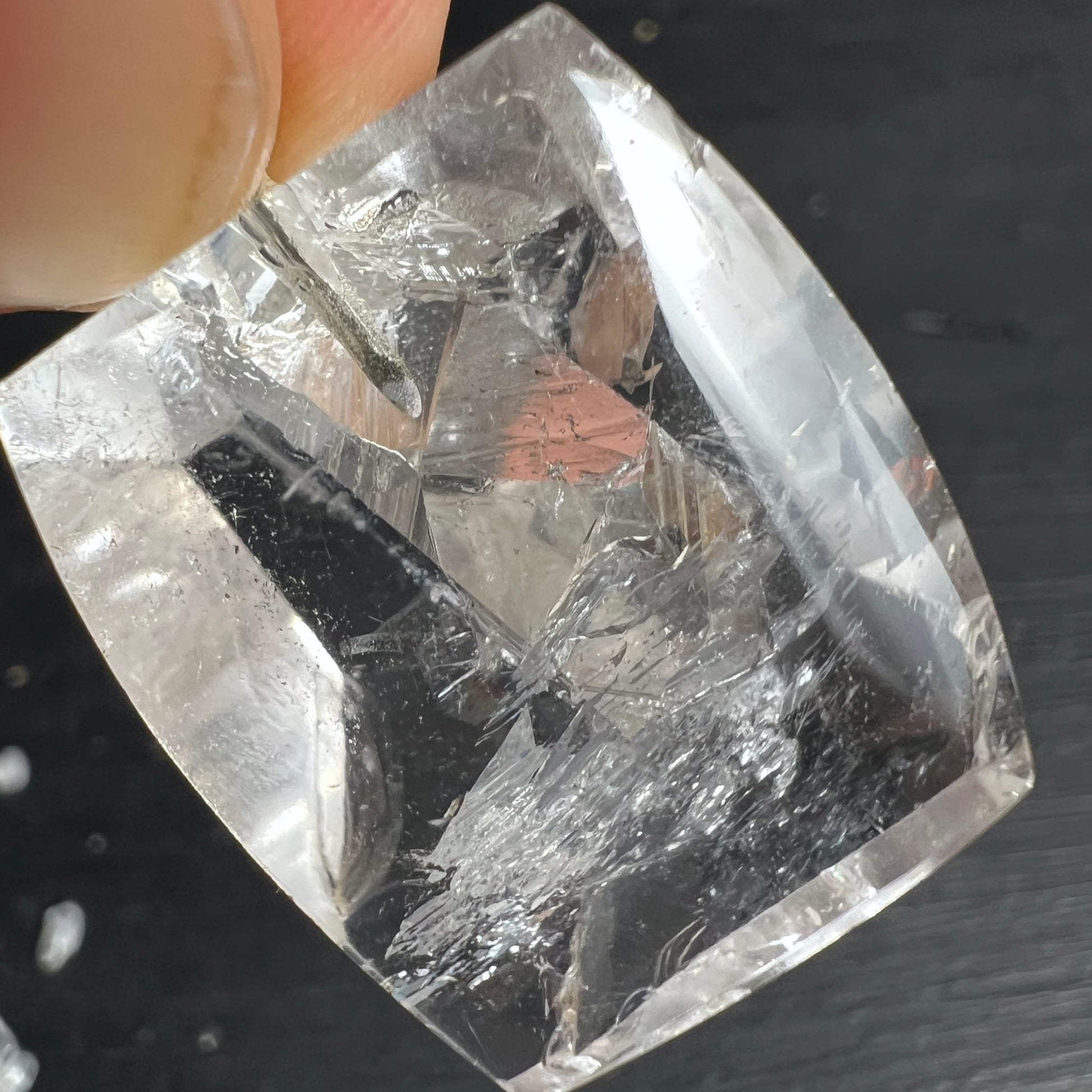 Manifestationsquarz Nahaufnahme | innere Einschlüsse | rosa Schimmer | Kristallstrukturen | Happy Minerals