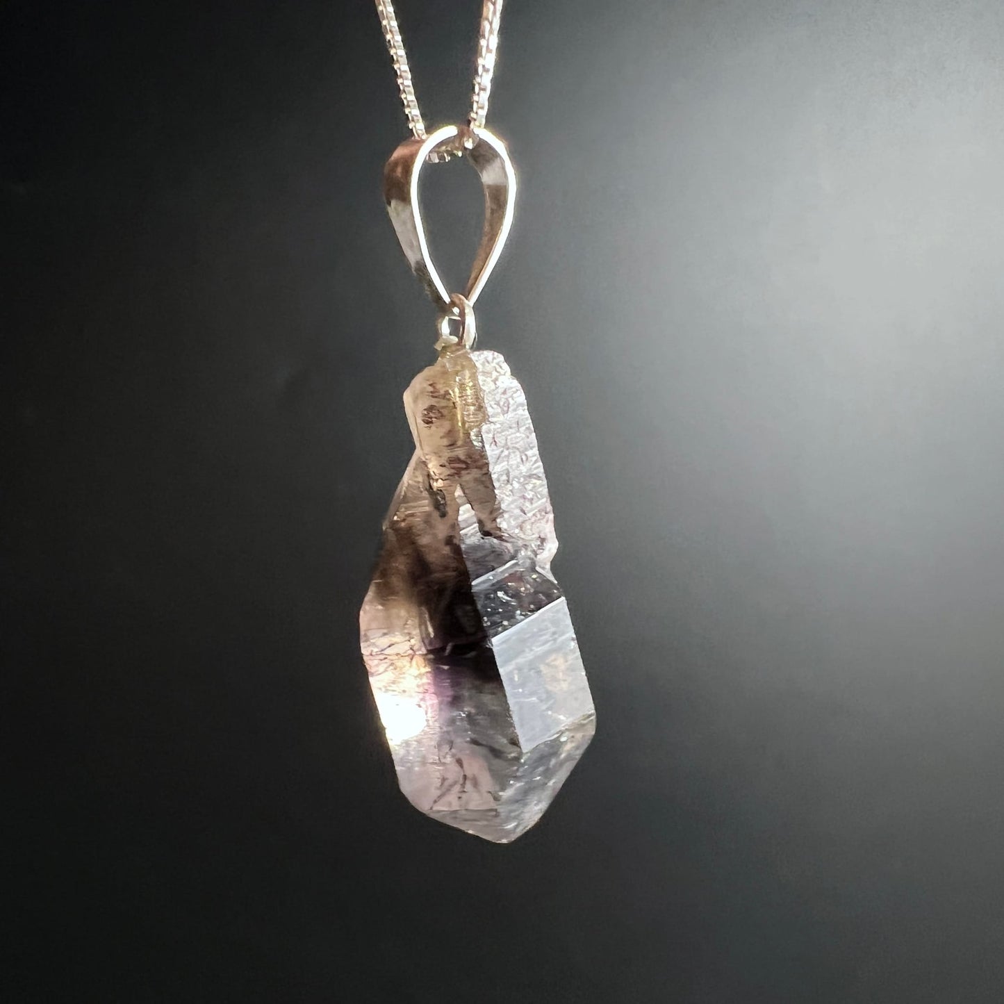 Melody Stone Anhänger | goldbraune Facetten | natürliche Zeptersspitze | Kettenanhänger | Happy Minerals