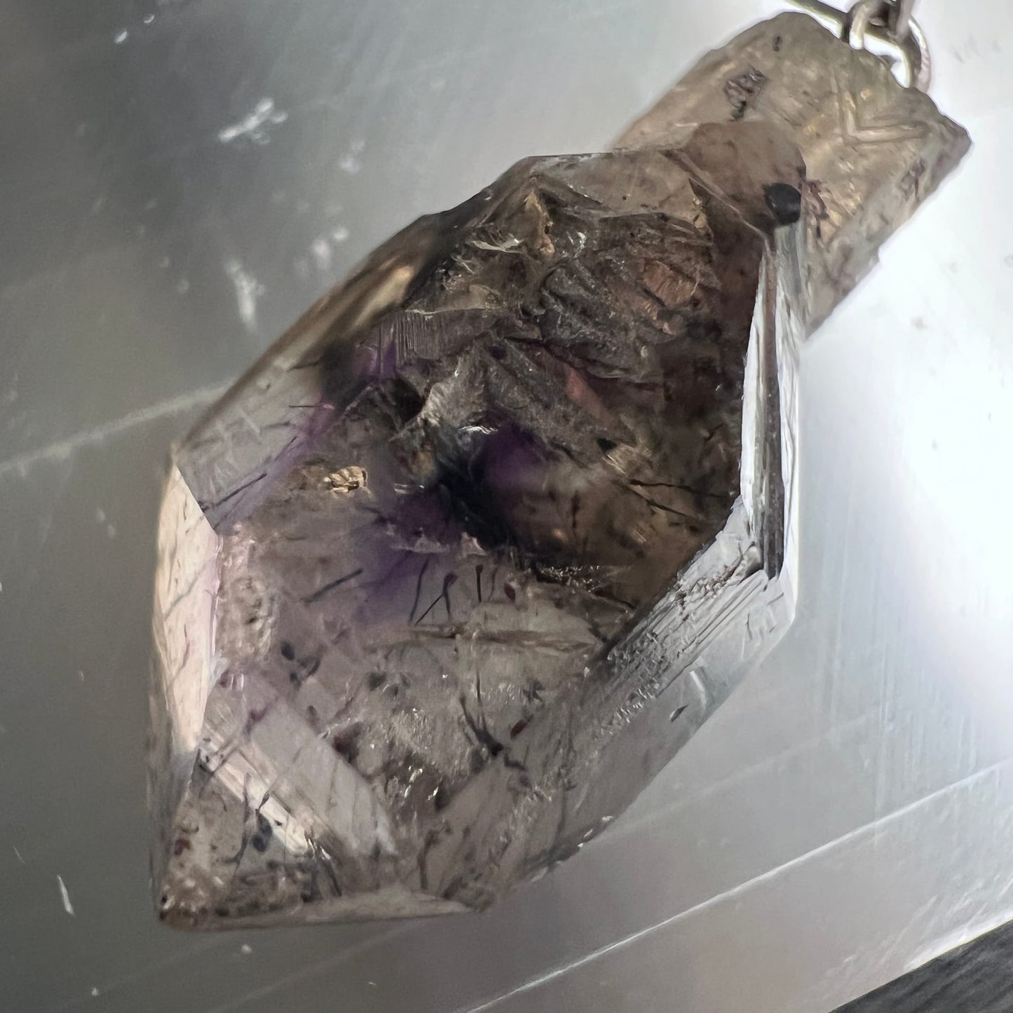 Melody Stone Anhänger | Kettenglanz | rauchig-violette Kristallstruktur | edle Fassung | Happy Minerals