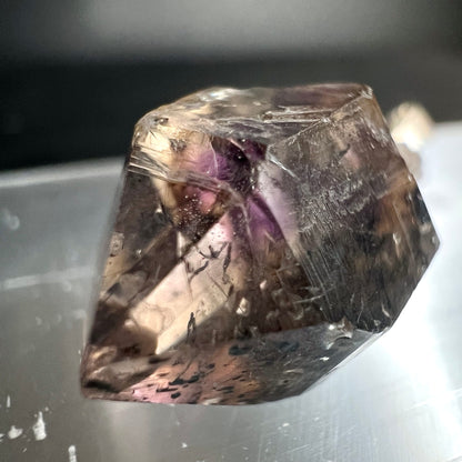 Melody Stone Nahaufnahme | pinkfarbene Amethystzone | rauchige Quarzstruktur | brasilianisches Unikat | Happy Minerals