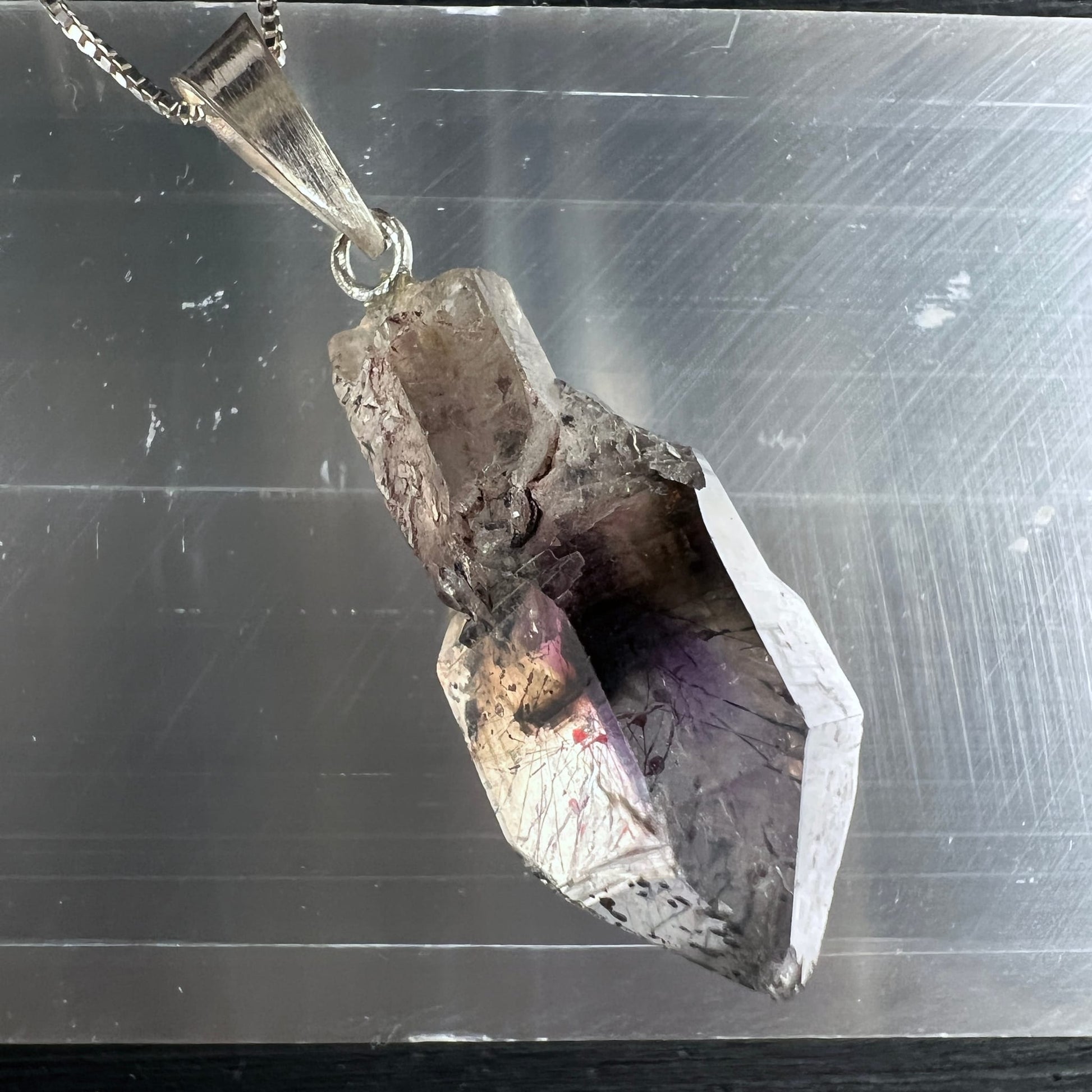 Melody Stone Zepter | schwarze Turmalinnadeln | violetter Amethystkern | edler Rohstein | Happy Minerals