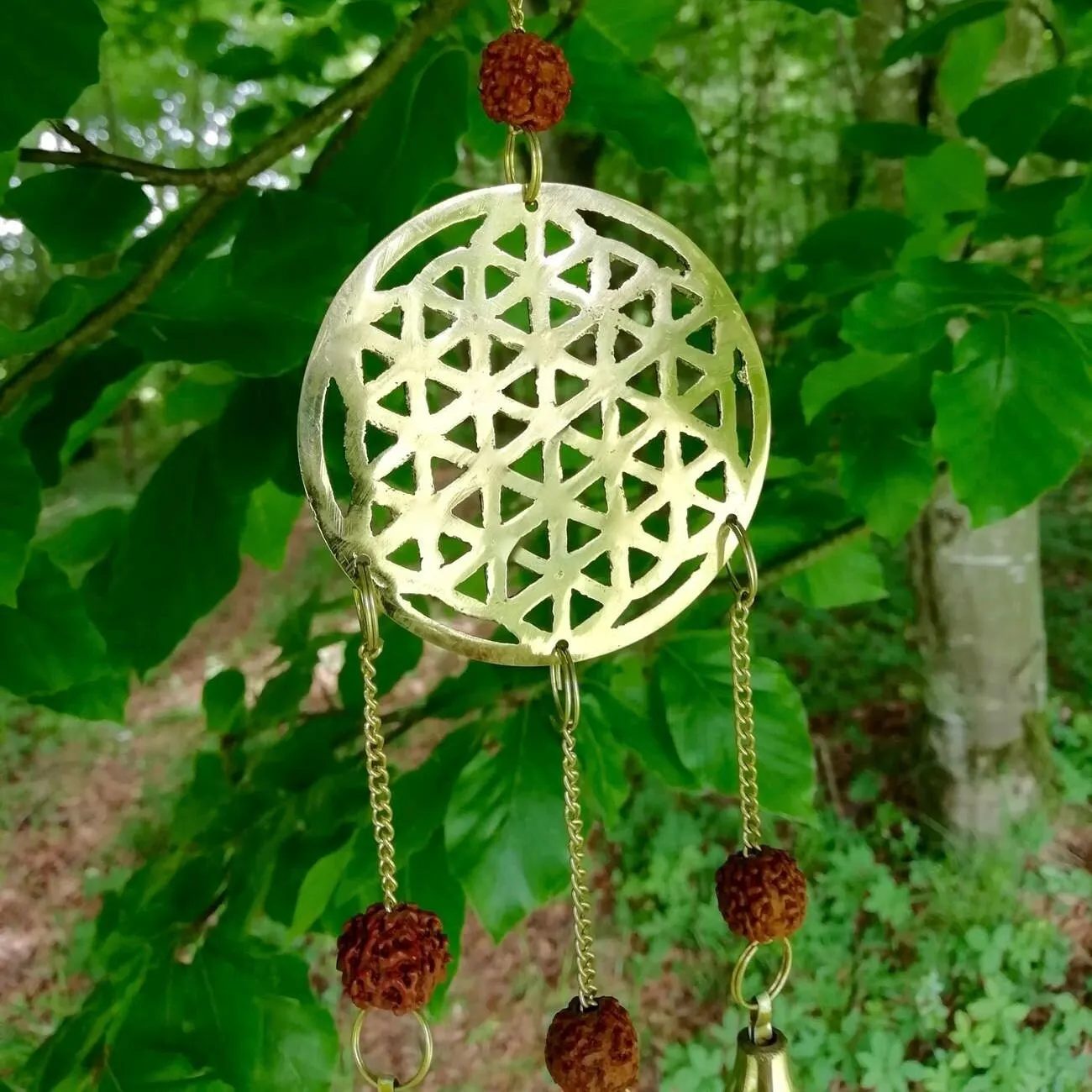 Messing Windspiel rund | Blume des Lebens Muster | Naturhintergrund | goldene Ketten | Entspannung | Happy Minerals
