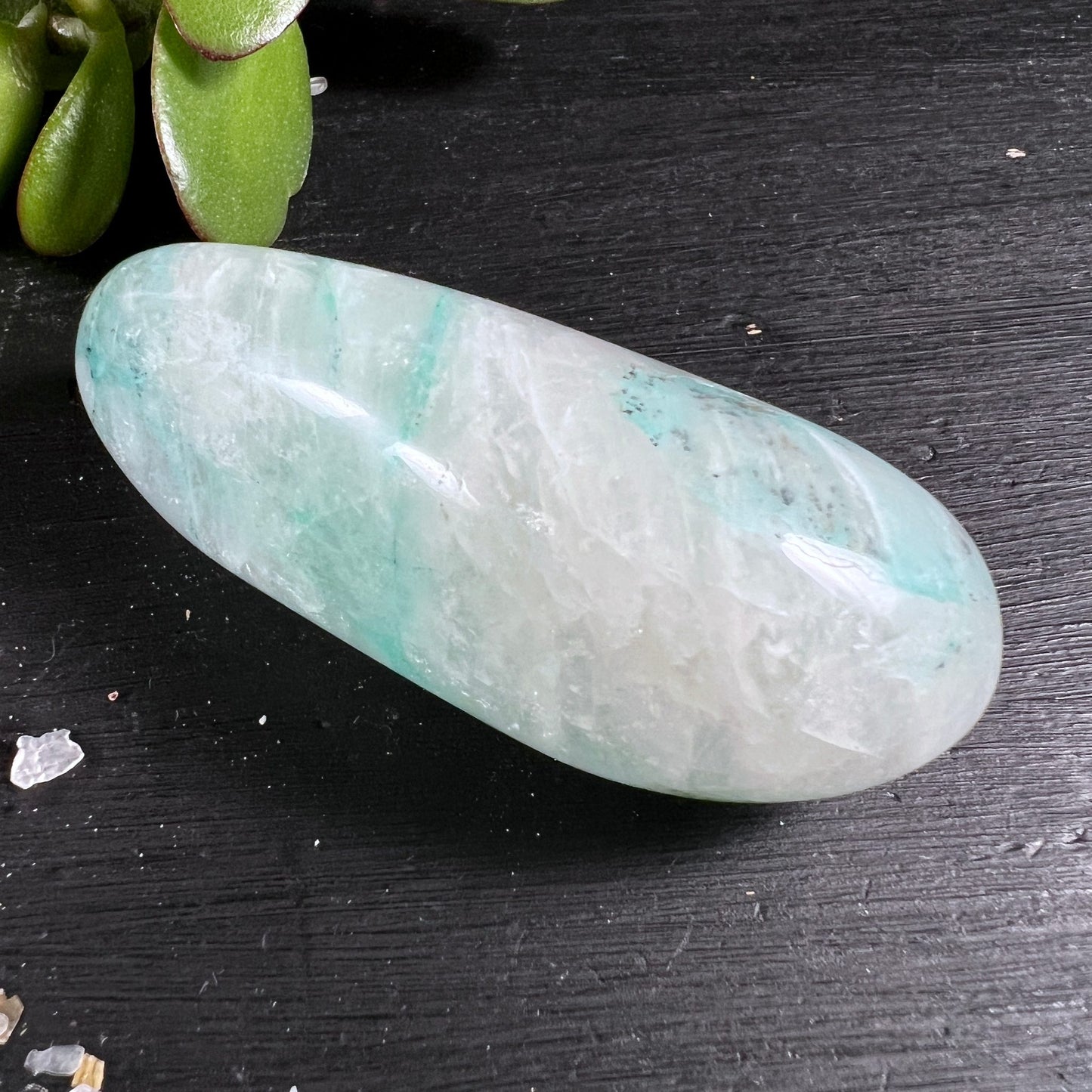Millennium-Stein Handstein | sanfte grün-weiße Marmorierung | natürliche Schönheit | Happy Minerals