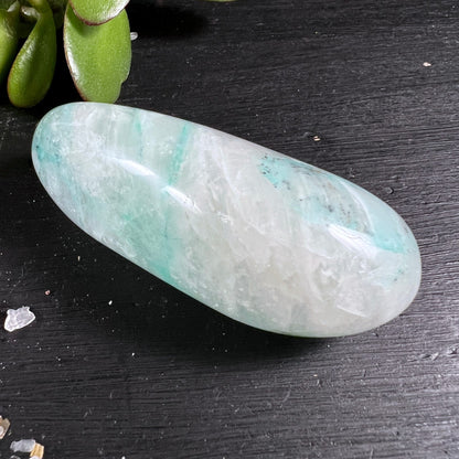 Millennium-Stein Handstein | sanfte grün-weiße Marmorierung | natürliche Schönheit | Happy Minerals