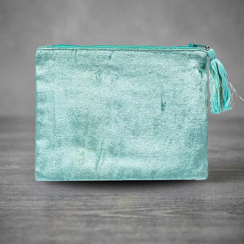 Mint Samttasche Rückseite | Glänzender Samt | Quaste Detail | Kosmetiktasche Indien | Happy Minerals