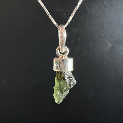 Moldavit Anhaenger, rau-gruener Splitter mit glasigem Glanz, gefasst in 925 Silber Oese | Happy Minerals