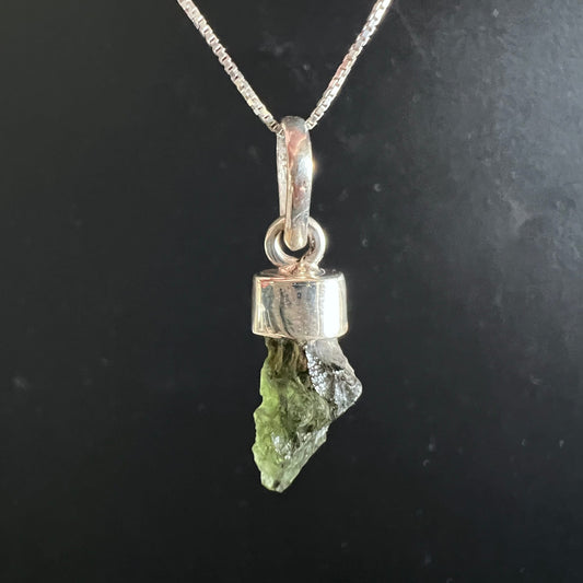Moldavit Anhaenger, rau-gruener Splitter mit glasigem Glanz, gefasst in 925 Silber Oese | Happy Minerals