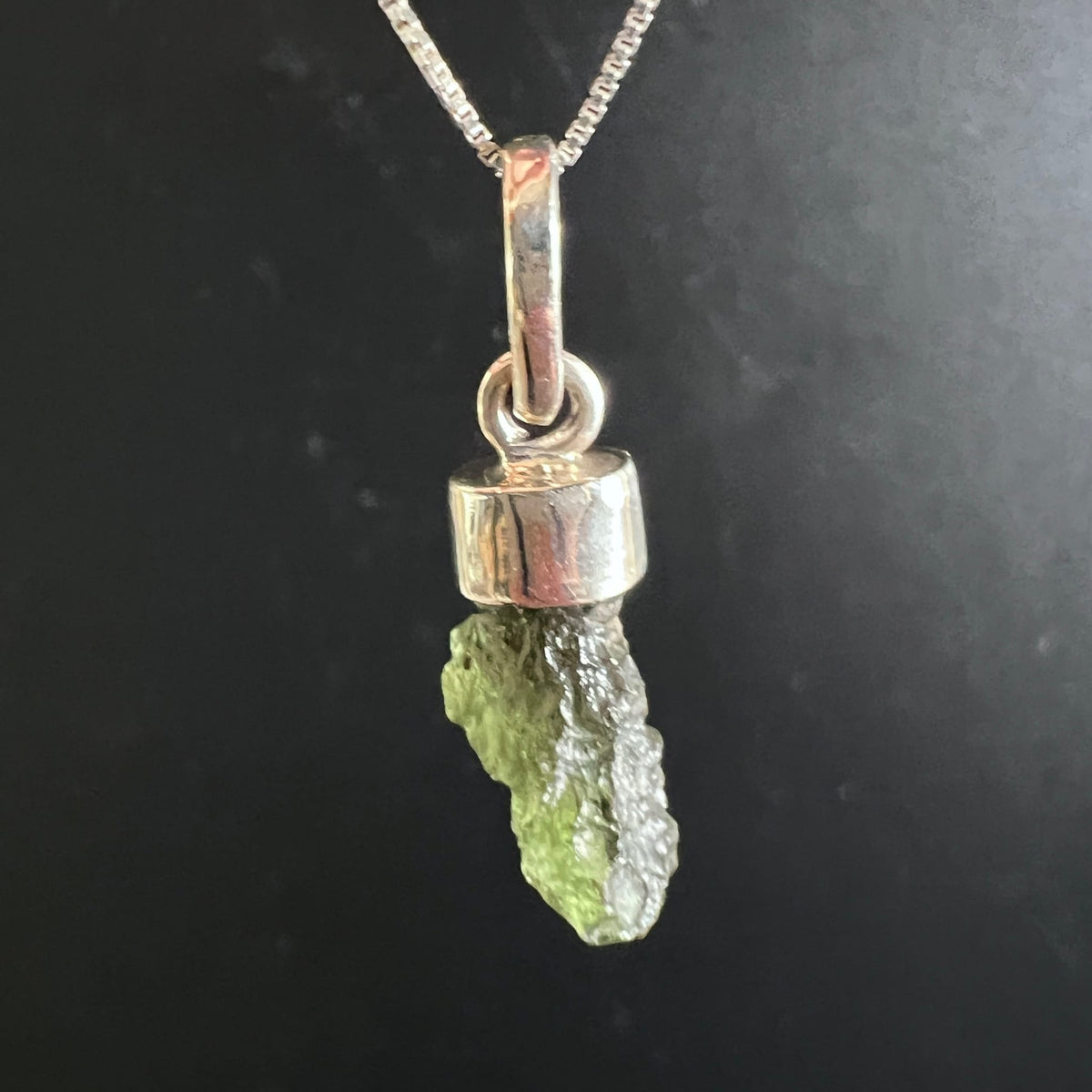 Moldavit Anhaenger, olivgruen glasig mit rauer Oberflaeche, laenglich roh, an 925 Silberfassung | Happy Minerals