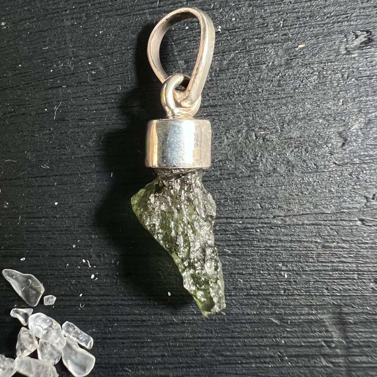 Moldavit Anhaenger roh, olivgruen mit narbig-krateriger Oberflaeche, gefasst in 925 Silber | Happy Minerals