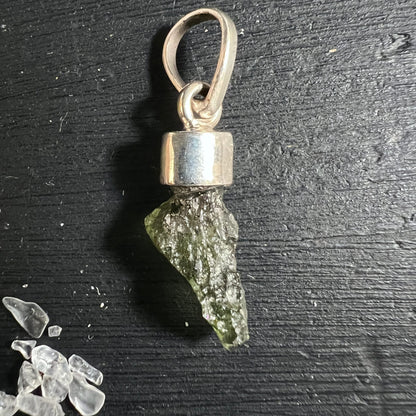 Moldavit Anhaenger roh, olivgruen mit narbig-krateriger Oberflaeche, gefasst in 925 Silber | Happy Minerals