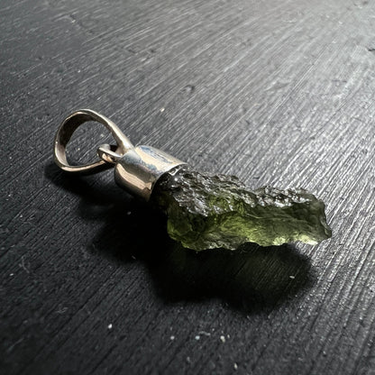 Moldavit Anhaenger, olivgruener Rohstein mit narbiger Oberflaeche, 925 Silberoese | Happy Minerals