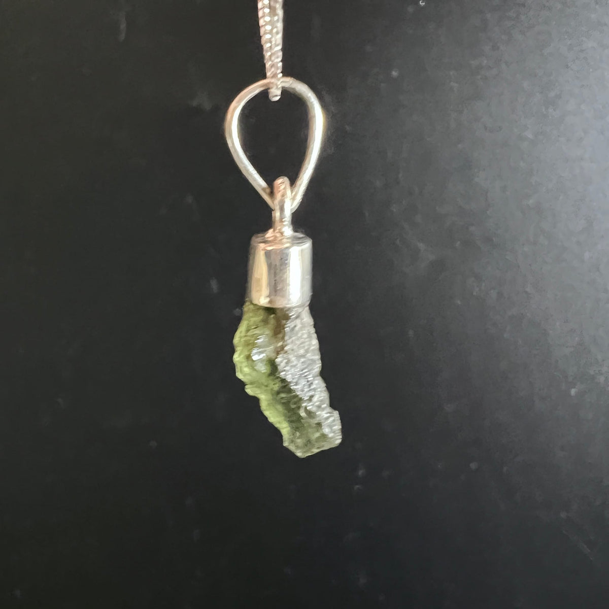 Moldavit Anhaenger olivgruen mit rauer zerklüfteter Oberflaeche, 925 Silberfassung | Happy Minerals