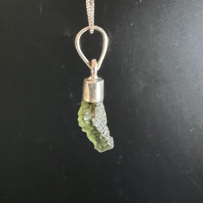Moldavit Anhaenger olivgruen mit rauer zerklüfteter Oberflaeche, 925 Silberfassung | Happy Minerals
