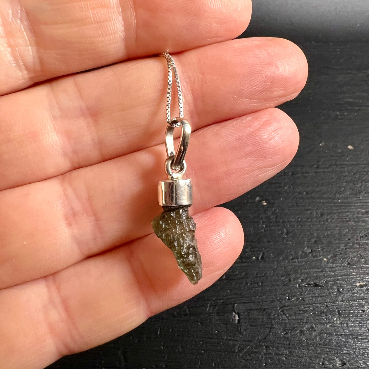 Moldavit Anhaenger, olivgruen-mooriger Rohstein mit rauer Oberflaeche, gefasst in 925 Silber | Happy Minerals