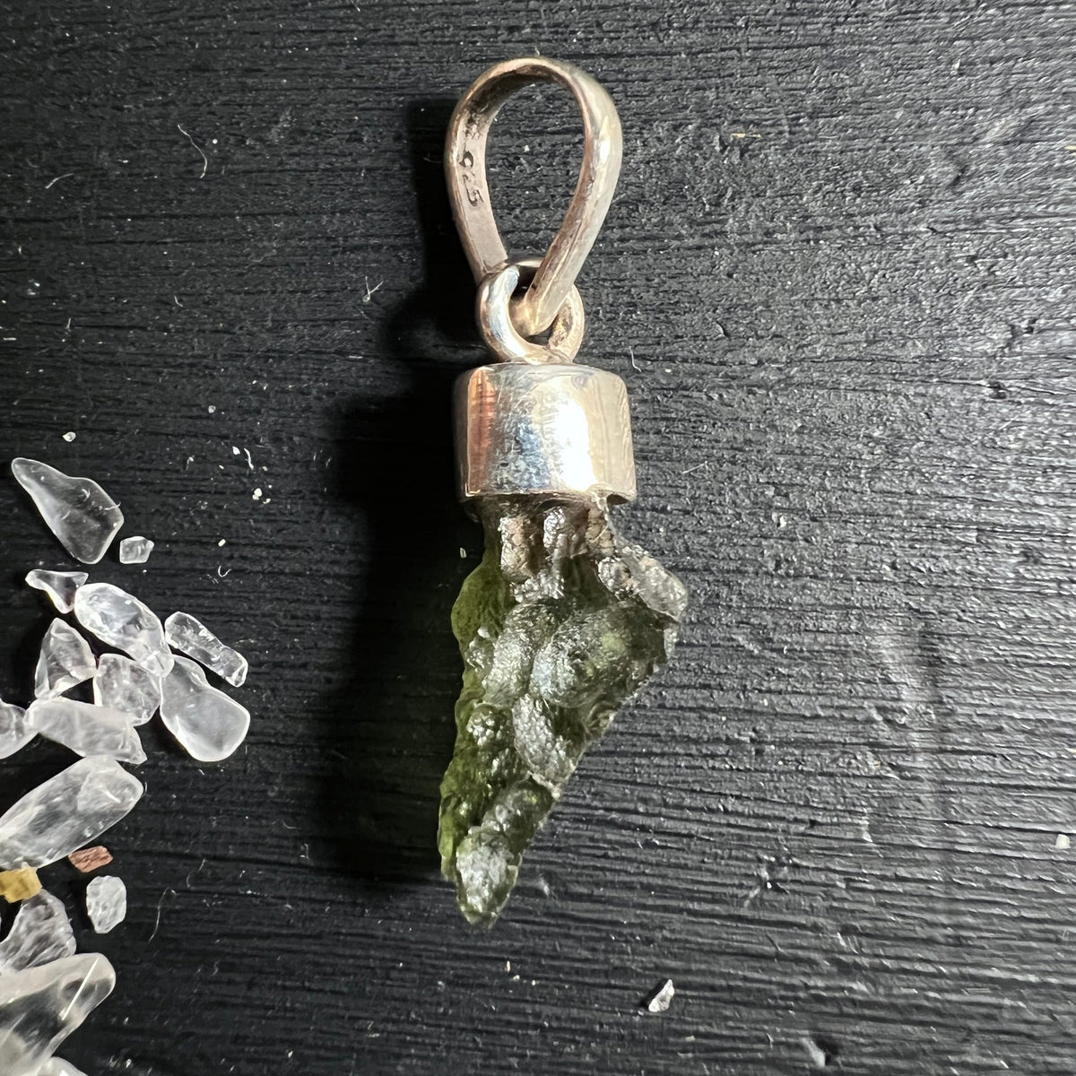 Moldavit Anhaenger, olivgruener roher Stein mit rissiger Oberflaeche, gefasst in 925 Silber Kappe | Happy Minerals
