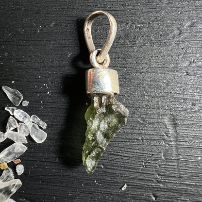 Moldavit Anhaenger, olivgruener roher Stein mit rissiger Oberflaeche, gefasst in 925 Silber Kappe | Happy Minerals