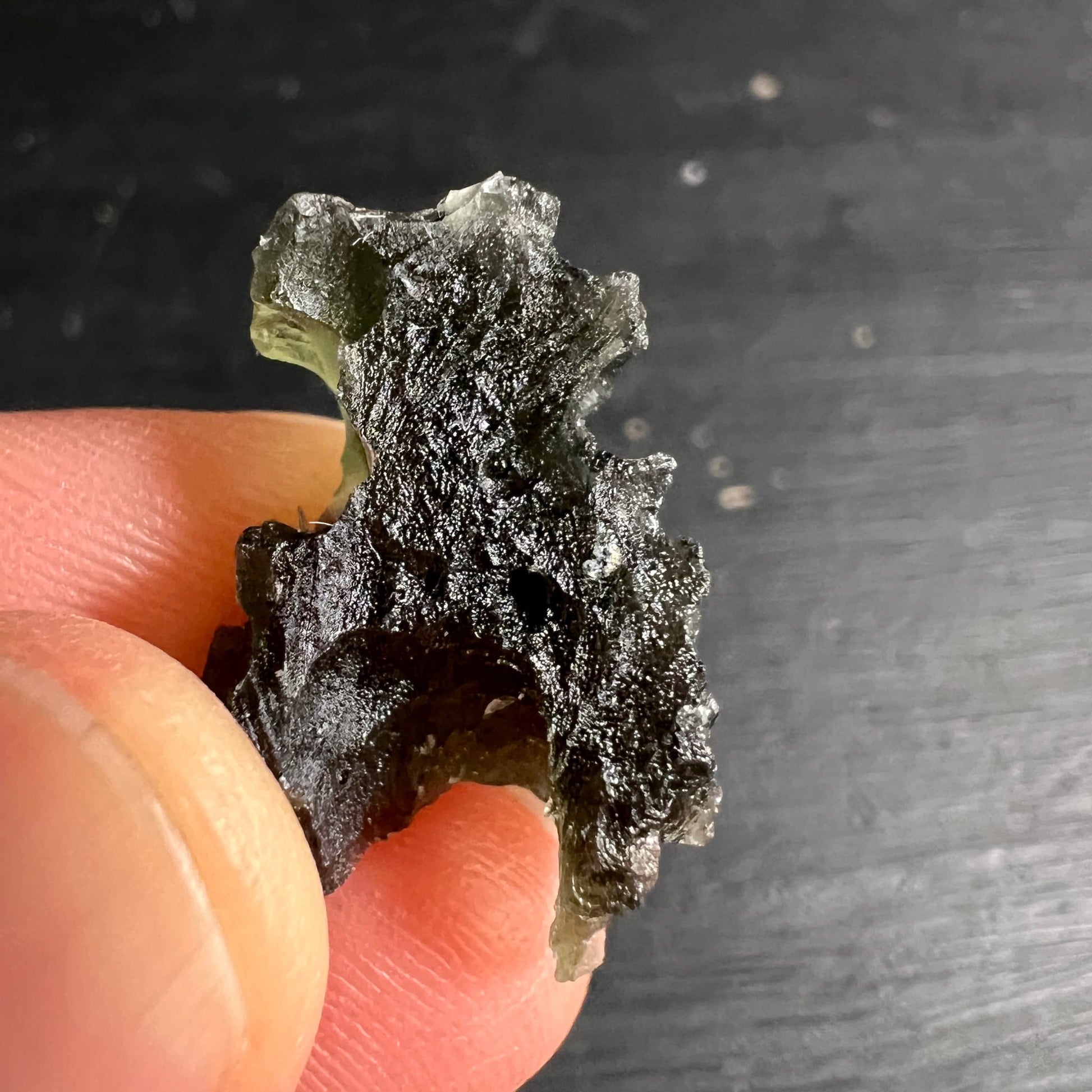 Moldavit aus Besednice mit dunkelgrüner, narbiger Oberfläche und olivgrünen durchscheinenden Kanten, roh | Happy Minerals