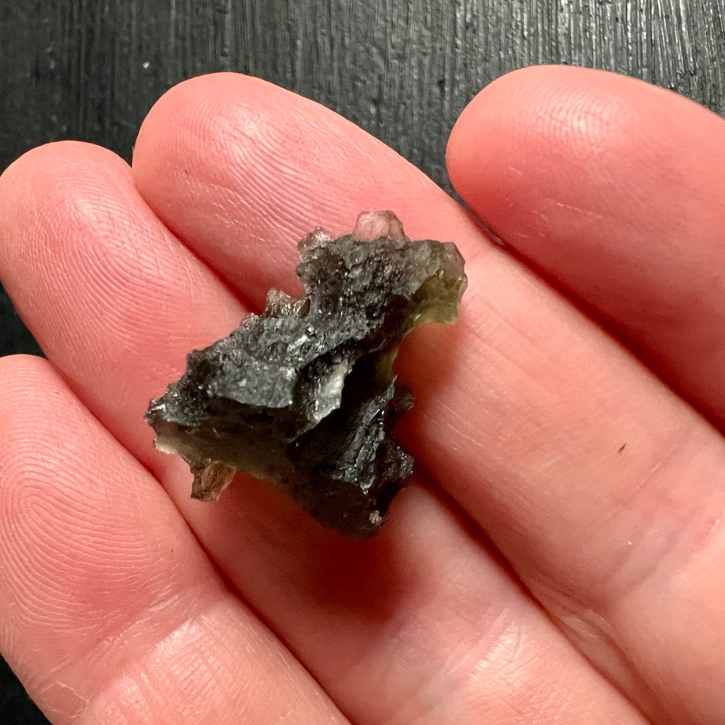 Moldavit Rohstein dunkelgruen-schwarz mit rauer, geschmolzener Oberflaeche und scharfen Kanten | Happy Minerals