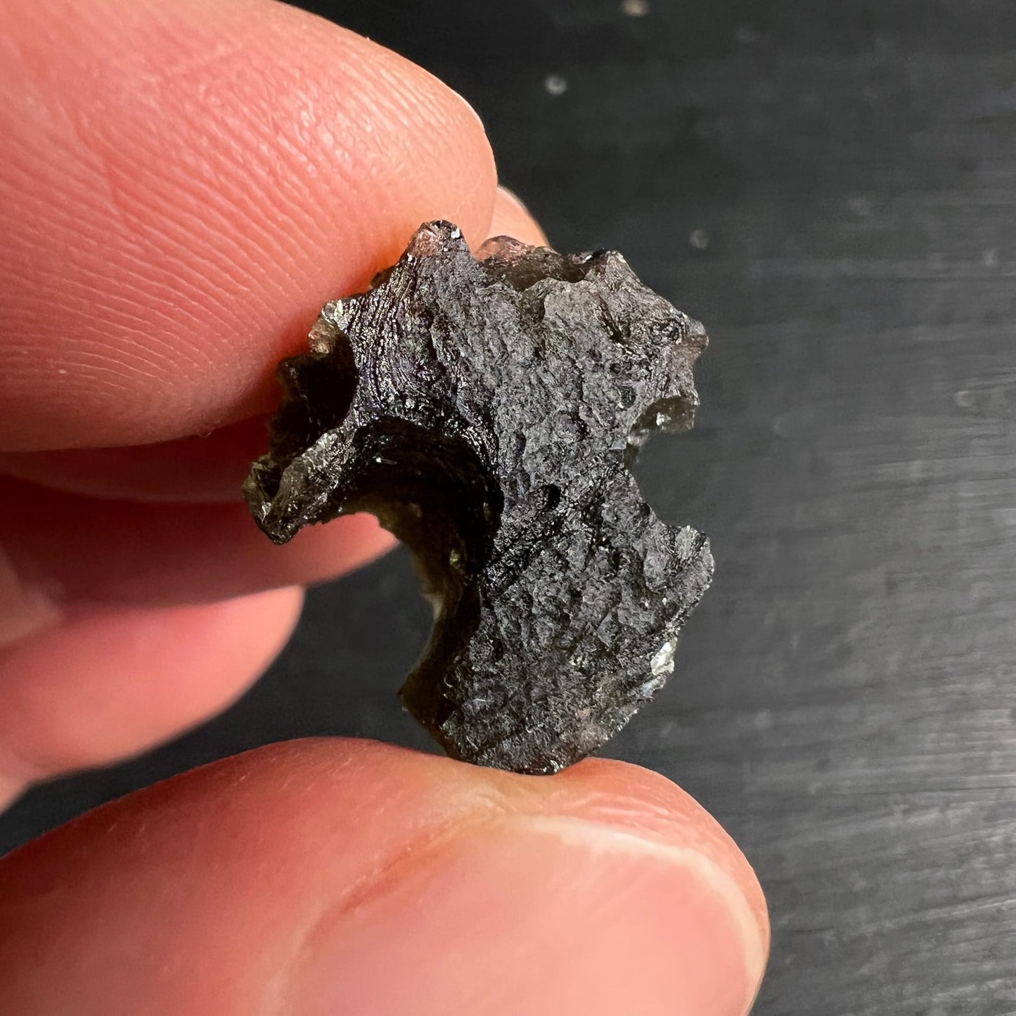 Moldavit Besednice mit dunkelgrün-schwarzer rauer Oberfläche, zerklüfteten Kanten und glasigem Glanz | Happy Minerals