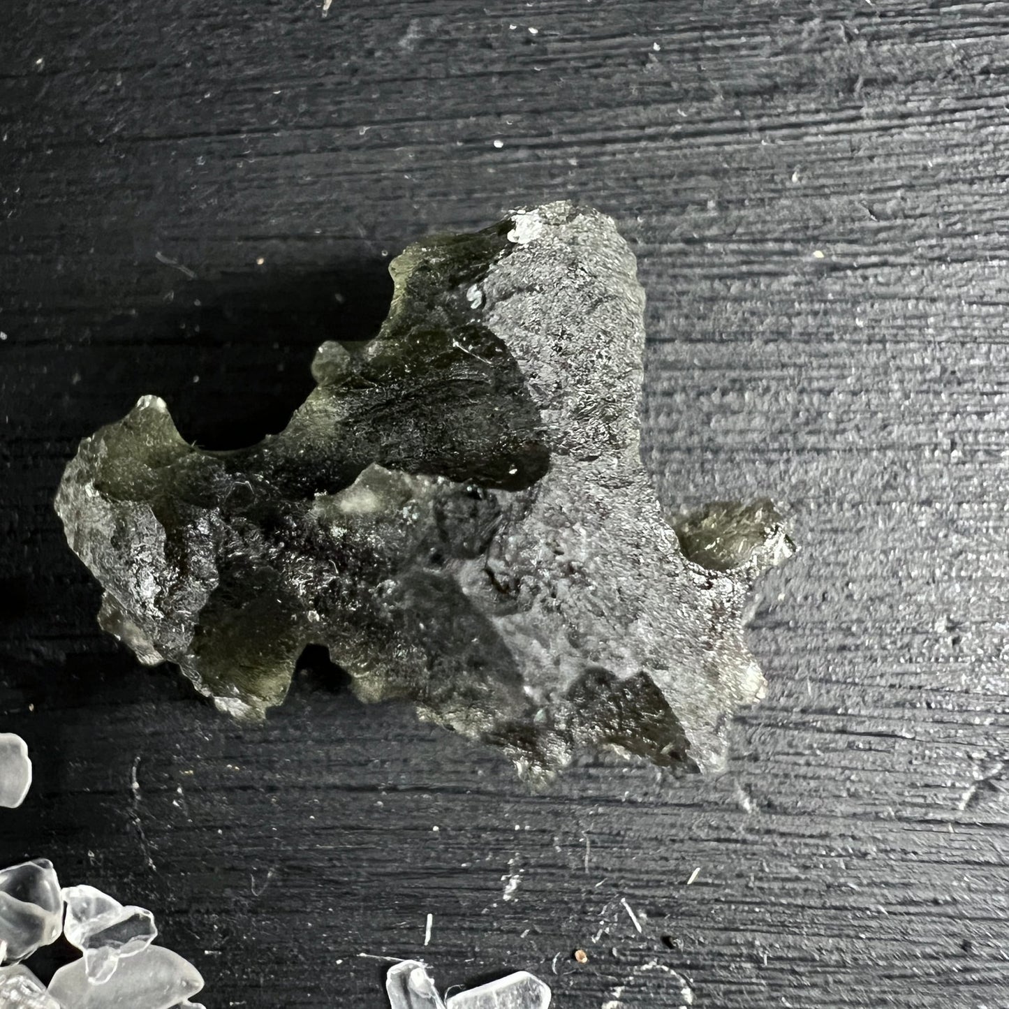 Moldavit Besednice mit olivgrüner, glasiger Oberfläche und narbiger Struktur, unregelmäßige Rohform | Happy Minerals
