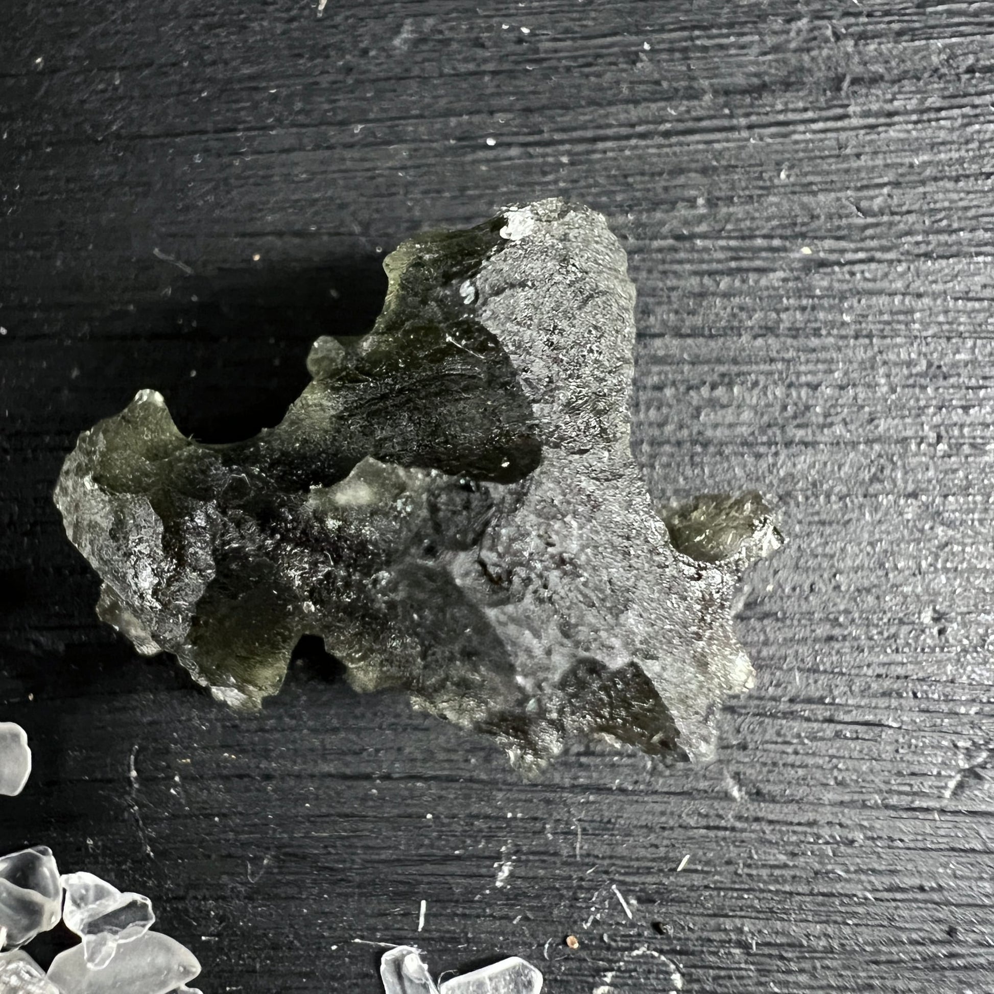 Moldavit Besednice mit olivgrüner, glasiger Oberfläche und narbiger Struktur, unregelmäßige Rohform | Happy Minerals