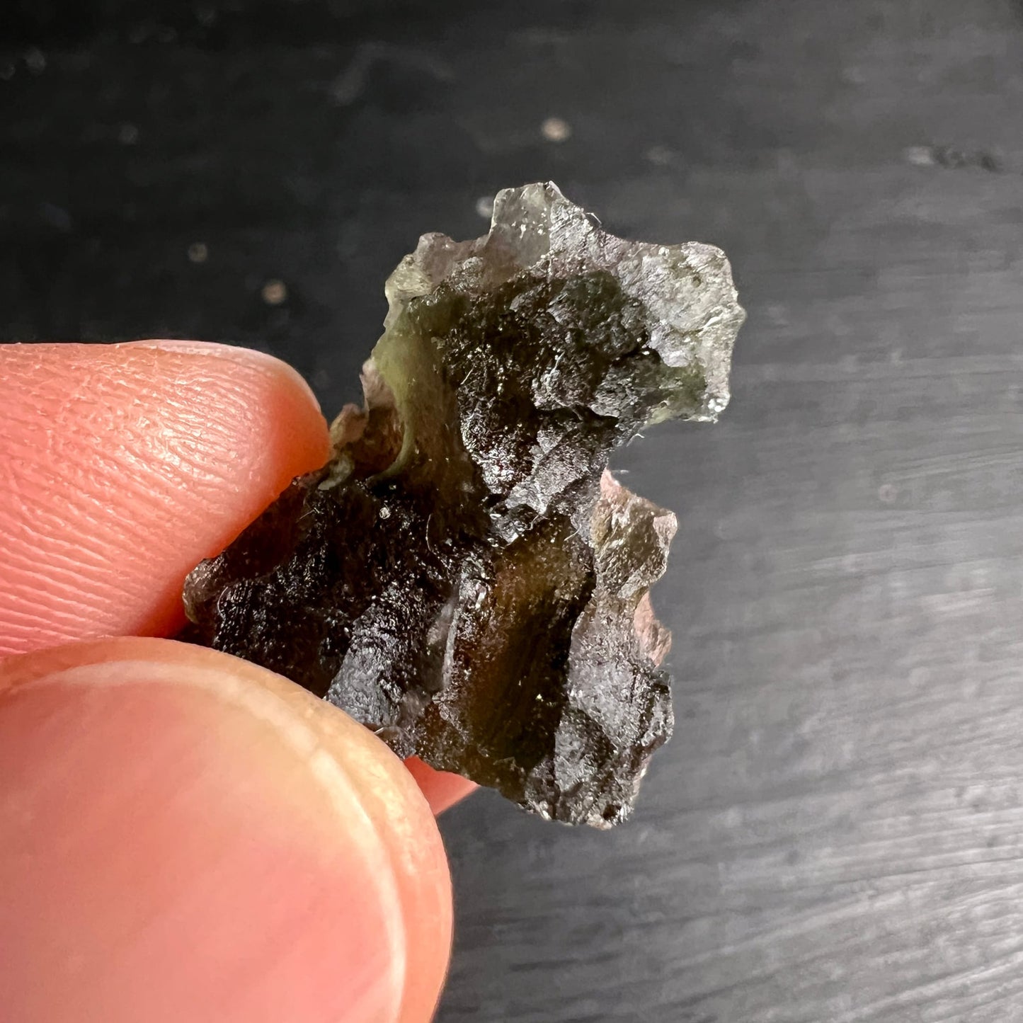 Moldavit Besednice mit rauer, geschmolzener Oberflaeche, olivgruen-dunkel, unregelmaessige Kanten | Happy Minerals
