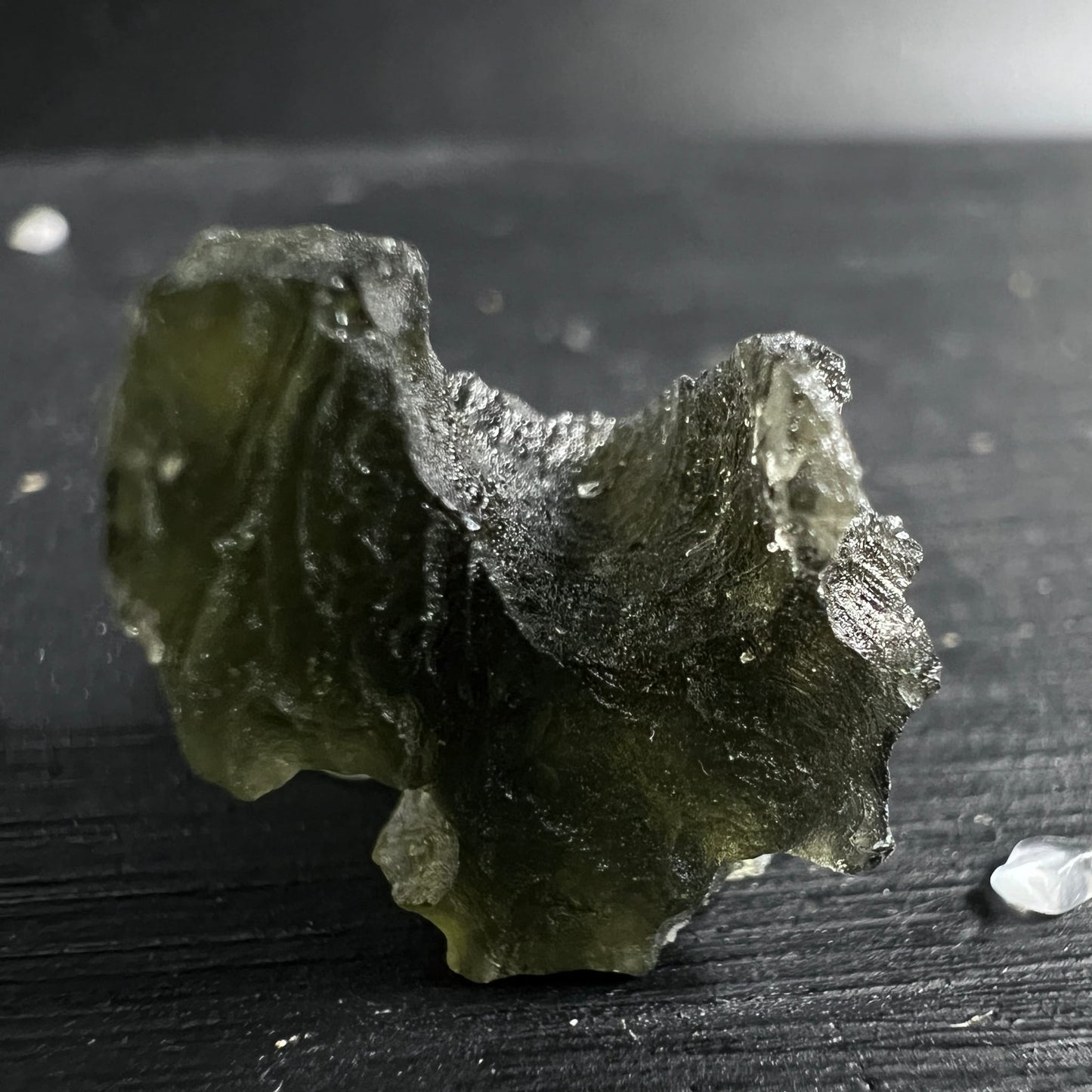 Moldavit Rohstein olivgruen mit glasigen Rillen, skulpturaler Form und rauer Oberflaechenstruktur | Happy Minerals