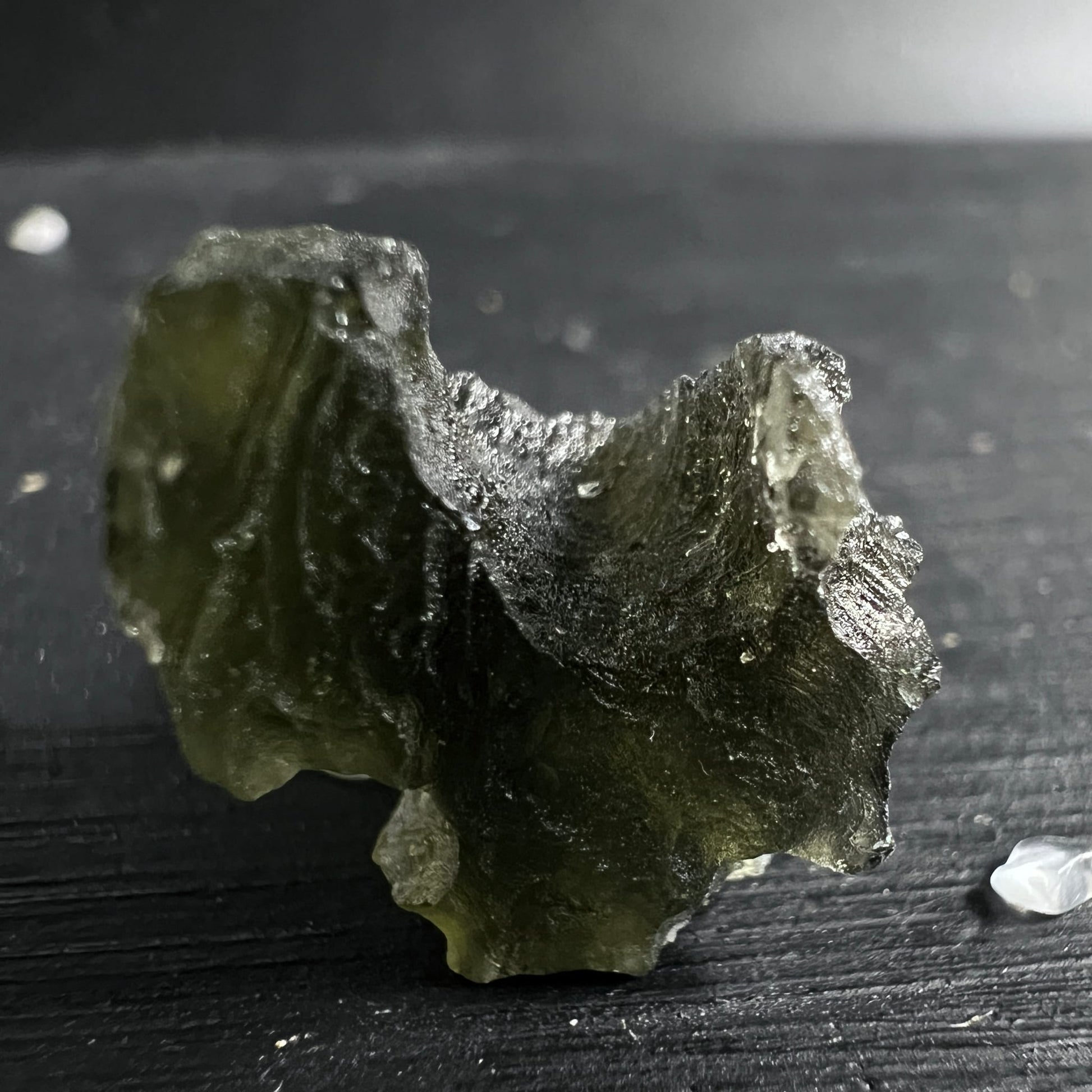 Moldavit Rohstein olivgruen mit glasigen Rillen, skulpturaler Form und rauer Oberflaechenstruktur | Happy Minerals