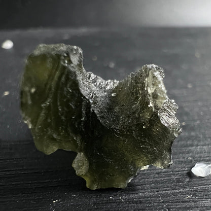 Moldavit Rohstein olivgruen mit glasigen Rillen, skulpturaler Form und rauer Oberflaechenstruktur | Happy Minerals