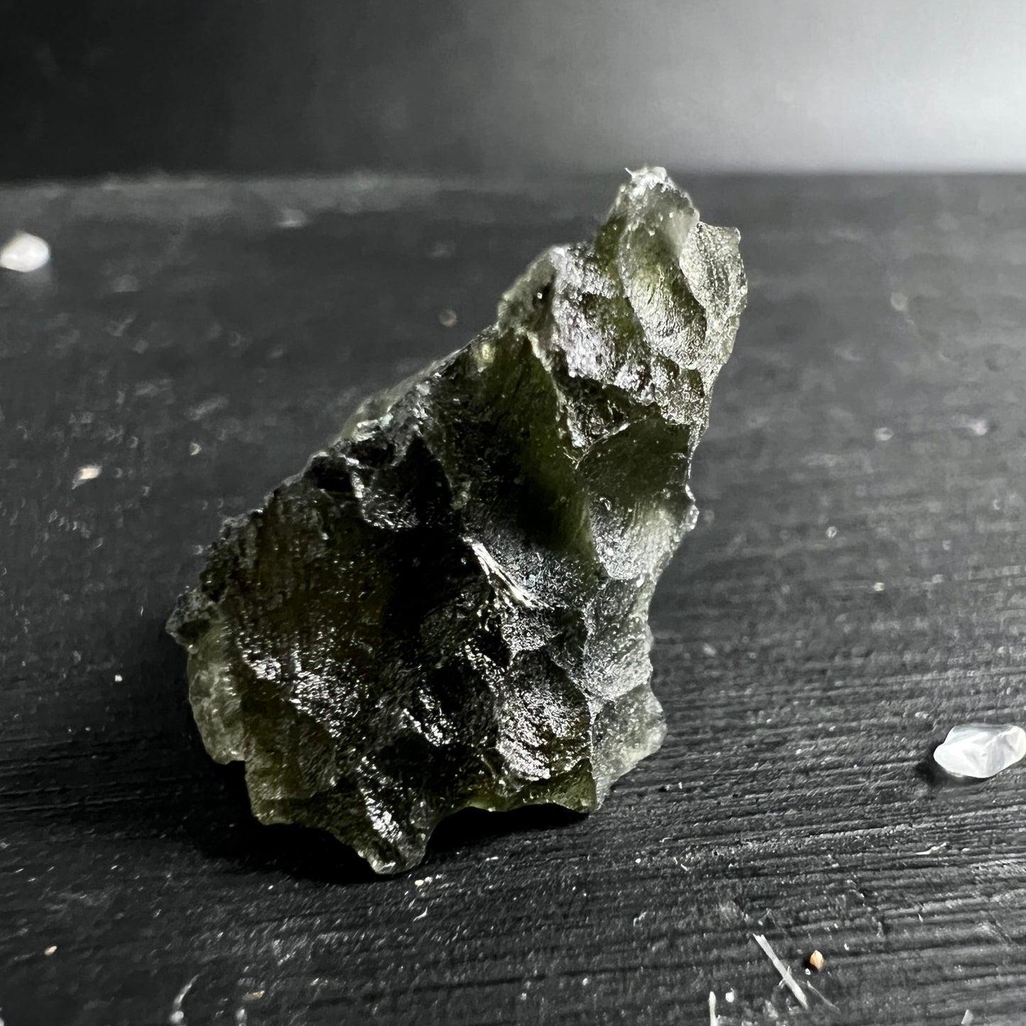 Moldavit Rohstein olivgruen-dunkel mit rauer geriffelter Oberflaeche und glasigem Glanz, Besednice | Happy Minerals