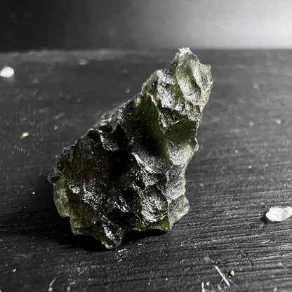 Moldavit Rohstein olivgruen-dunkel mit rauer geriffelter Oberflaeche und glasigem Glanz, Besednice | Happy Minerals