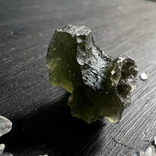 Moldavit Rohstein olivgruen mit silbrig glaenzender Schmelzkruste und zerklüfteter Oberflaeche | Happy Minerals