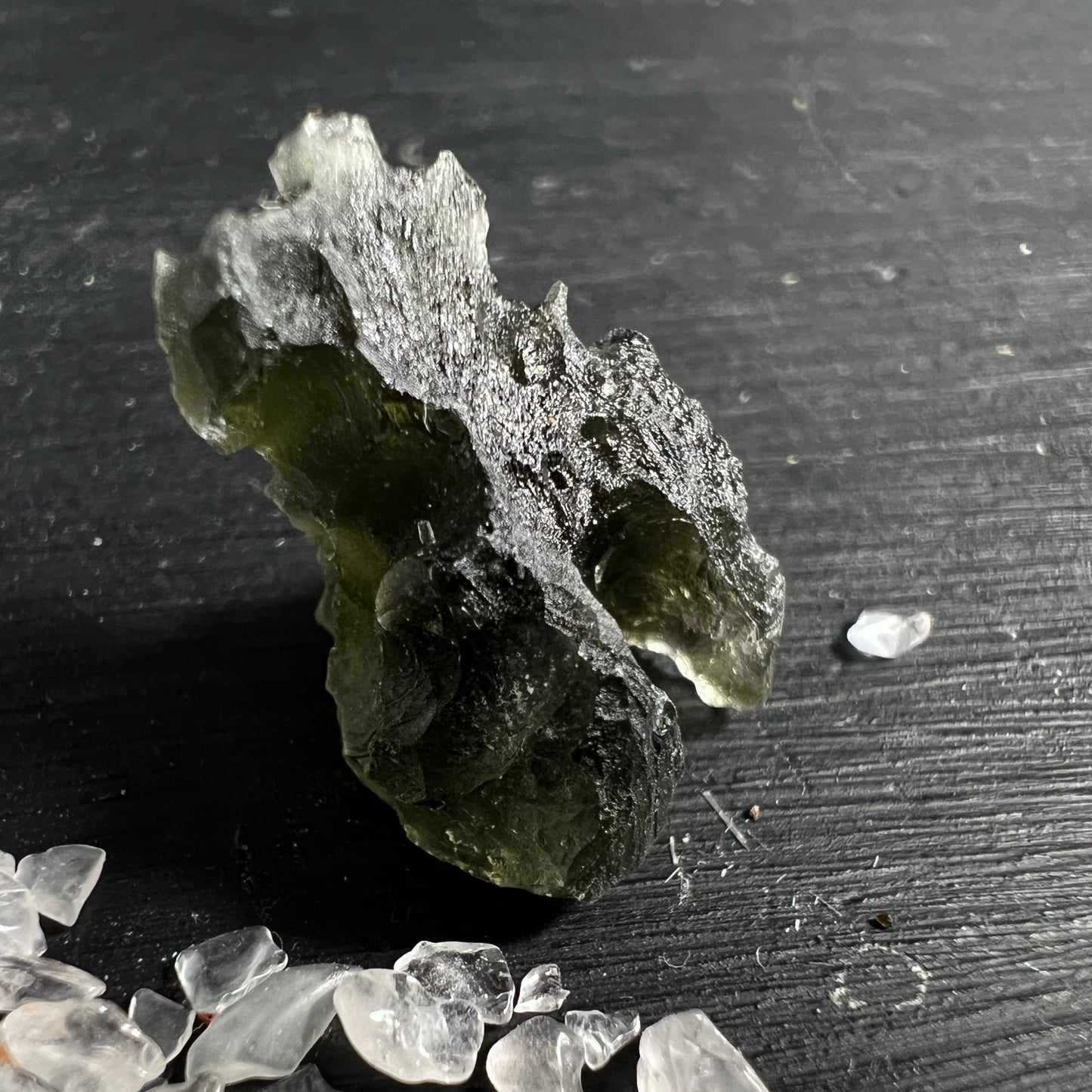Moldavit Rohstein olivgrün mit silbrig-krustiger Oberfläche und tiefen Fließstrukturen | Happy Minerals
