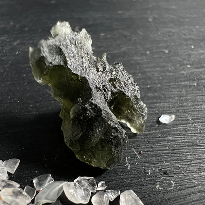 Moldavit Rohstein olivgrün mit silbrig-krustiger Oberfläche und tiefen Fließstrukturen | Happy Minerals