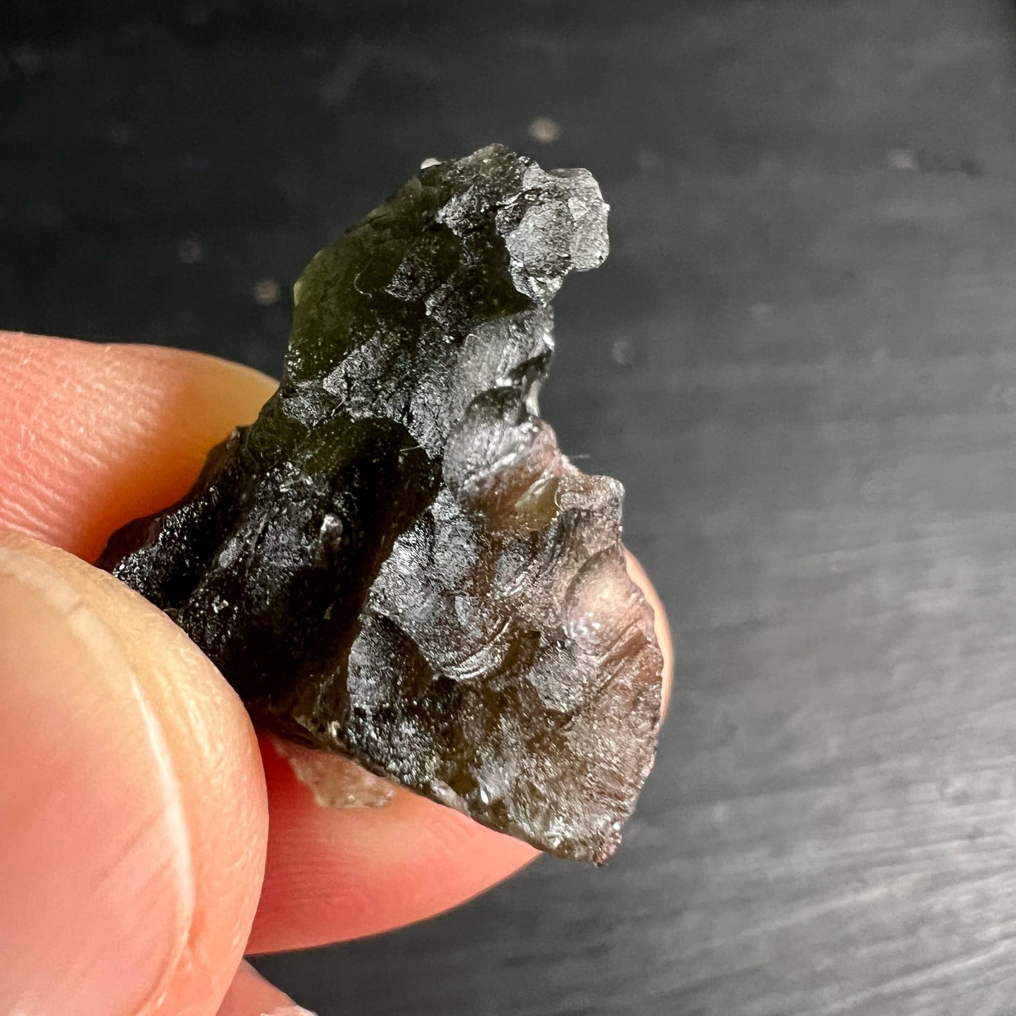 Moldavit Besednice, dunkelgruen-olivfarben mit silbrig-glaenzender rauer Oberflaeche und scharfkantiger Rohform | Happy Minerals