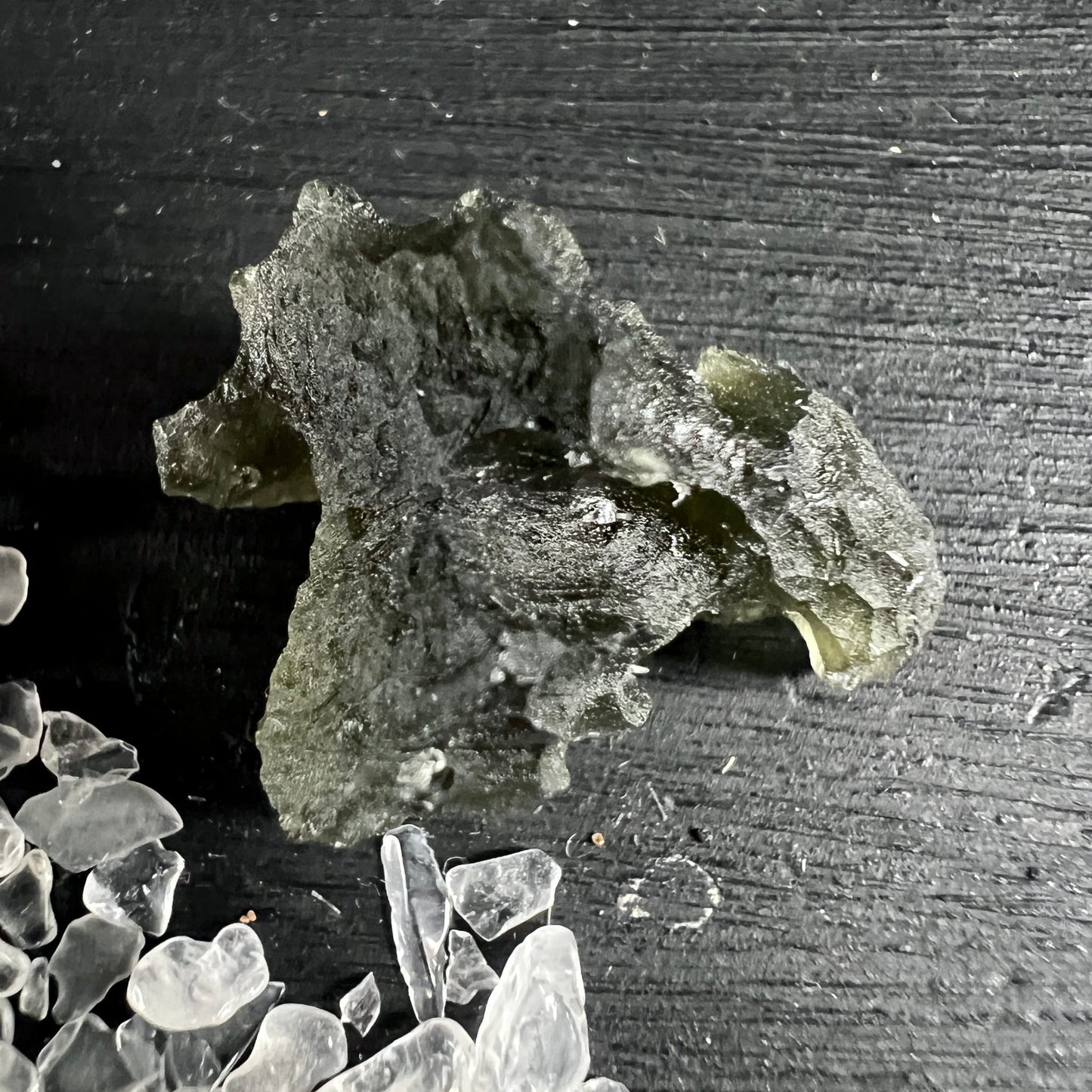 Moldavit Rohstein olivgruen mit rauer Oberflaeche, glasigem Glanz und tiefen Fliessstrukturen | Happy Minerals