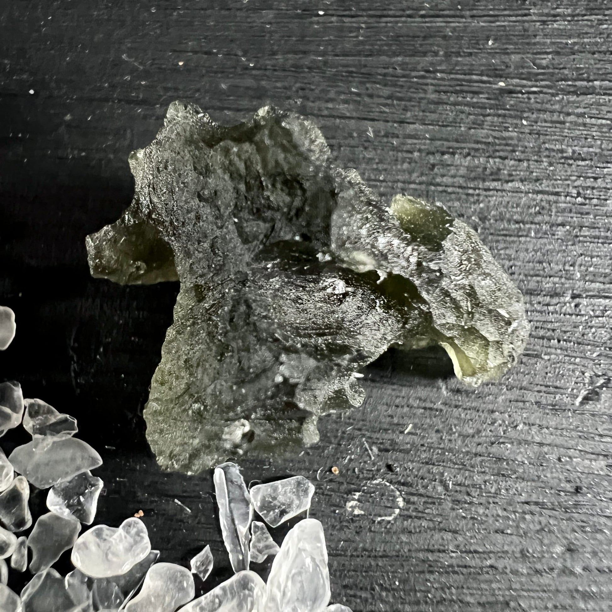Moldavit Rohstein olivgruen mit rauer Oberflaeche, glasigem Glanz und tiefen Fliessstrukturen | Happy Minerals