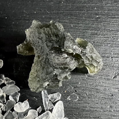 Moldavit Rohstein olivgruen mit rauer Oberflaeche, glasigem Glanz und tiefen Fliessstrukturen | Happy Minerals