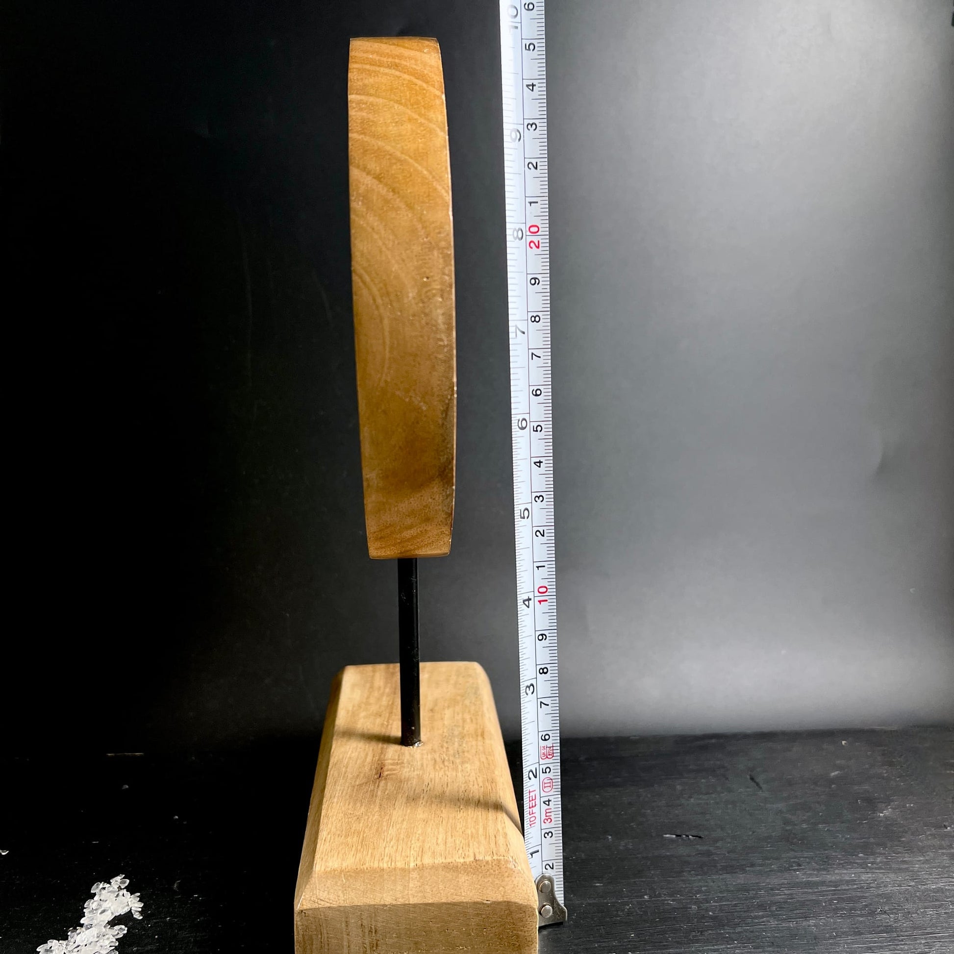 Seitenansicht Mondphasen Mangoholz mit Maßband | ca. 30 cm hoch | Größenvergleich | Happy Minerals