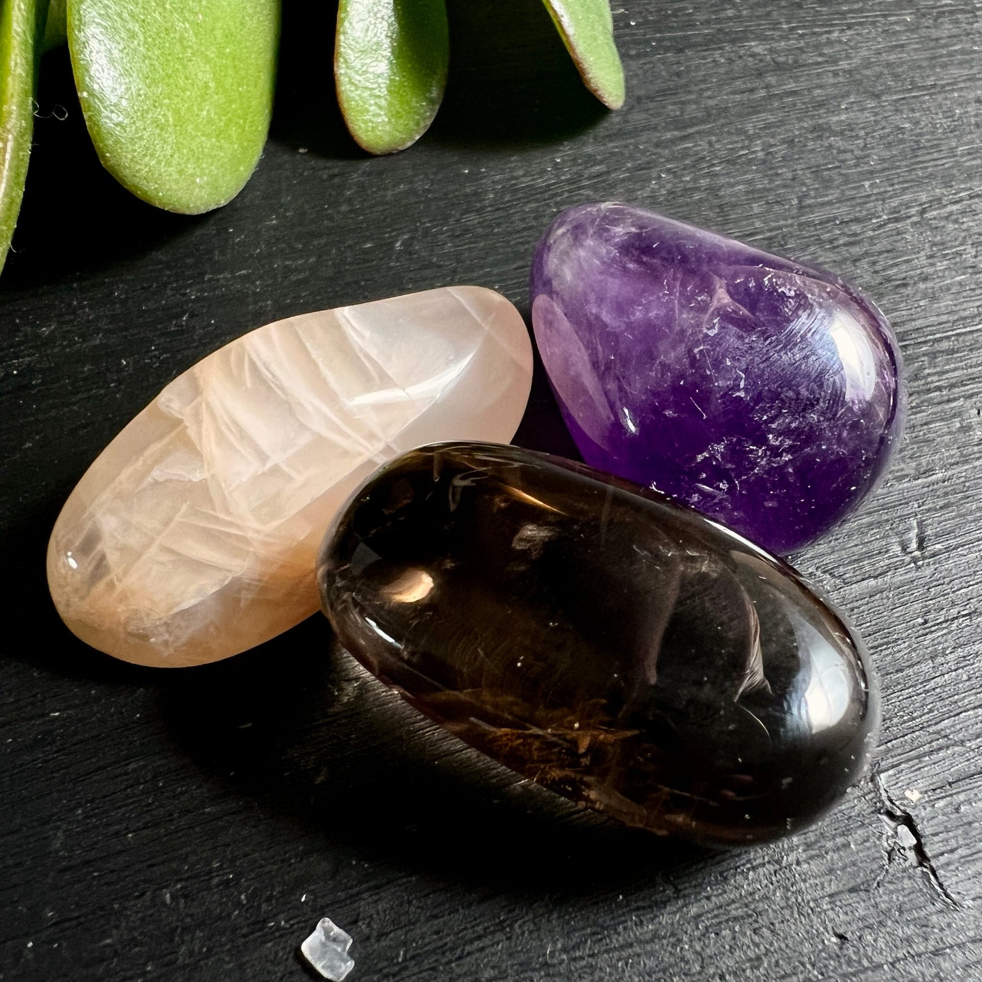 Cremiger Mondstein violetter Amethyst rauchiger Quarz | Detailaufnahme polierter Trommelsteine | Happy Minerals