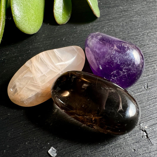 Cremiger Mondstein violetter Amethyst rauchiger Quarz | Detailaufnahme polierter Trommelsteine | Happy Minerals