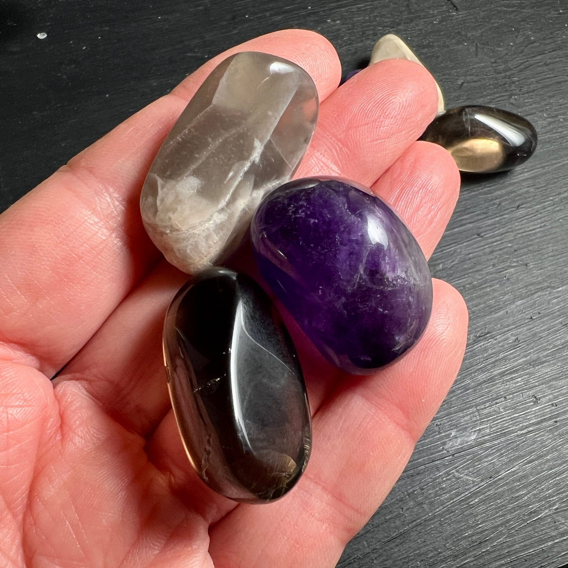 Handauswahl Mondstein Amethyst Rauchquarz | Groessenvergleich edle Trommelsteine Qualitaet | Happy Minerals
